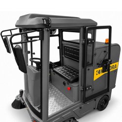 Barredora industrial autopropulsada CORMAK ZP15000 con asiento, pulverización de agua y cabina (hasta 13.750m³/h)