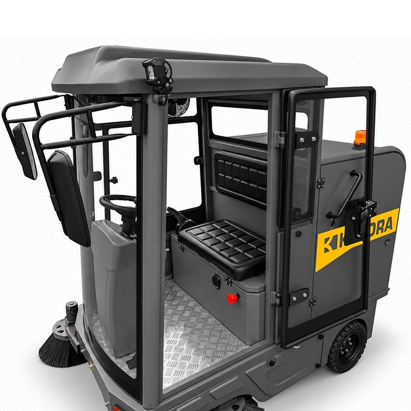 Barredora industrial autopropulsada CORMAK ZP15000 con asiento, pulverización de agua y cabina (hasta 13.750m³/h)